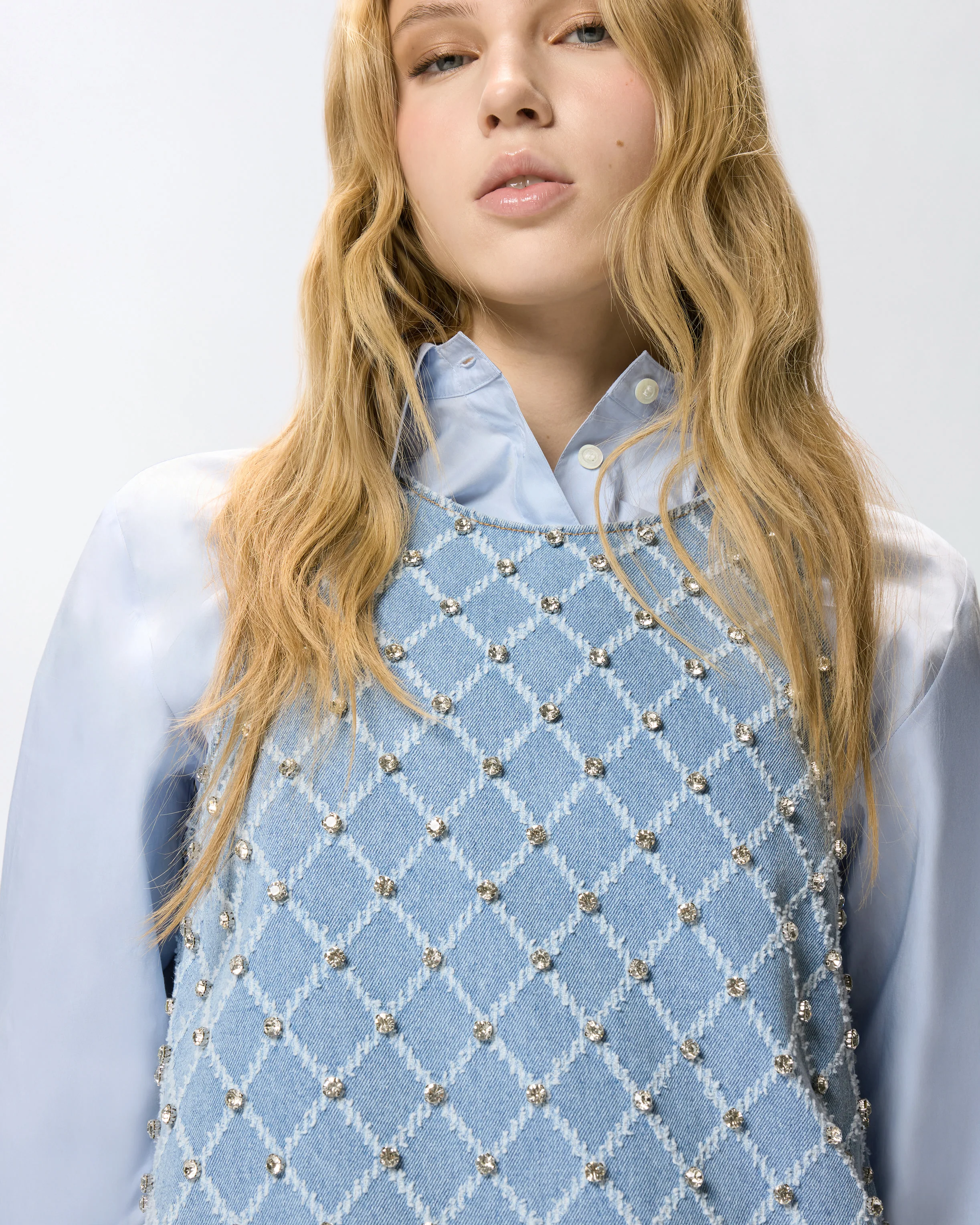 Abito corto in denim con disegno rombi e strass - Image 4