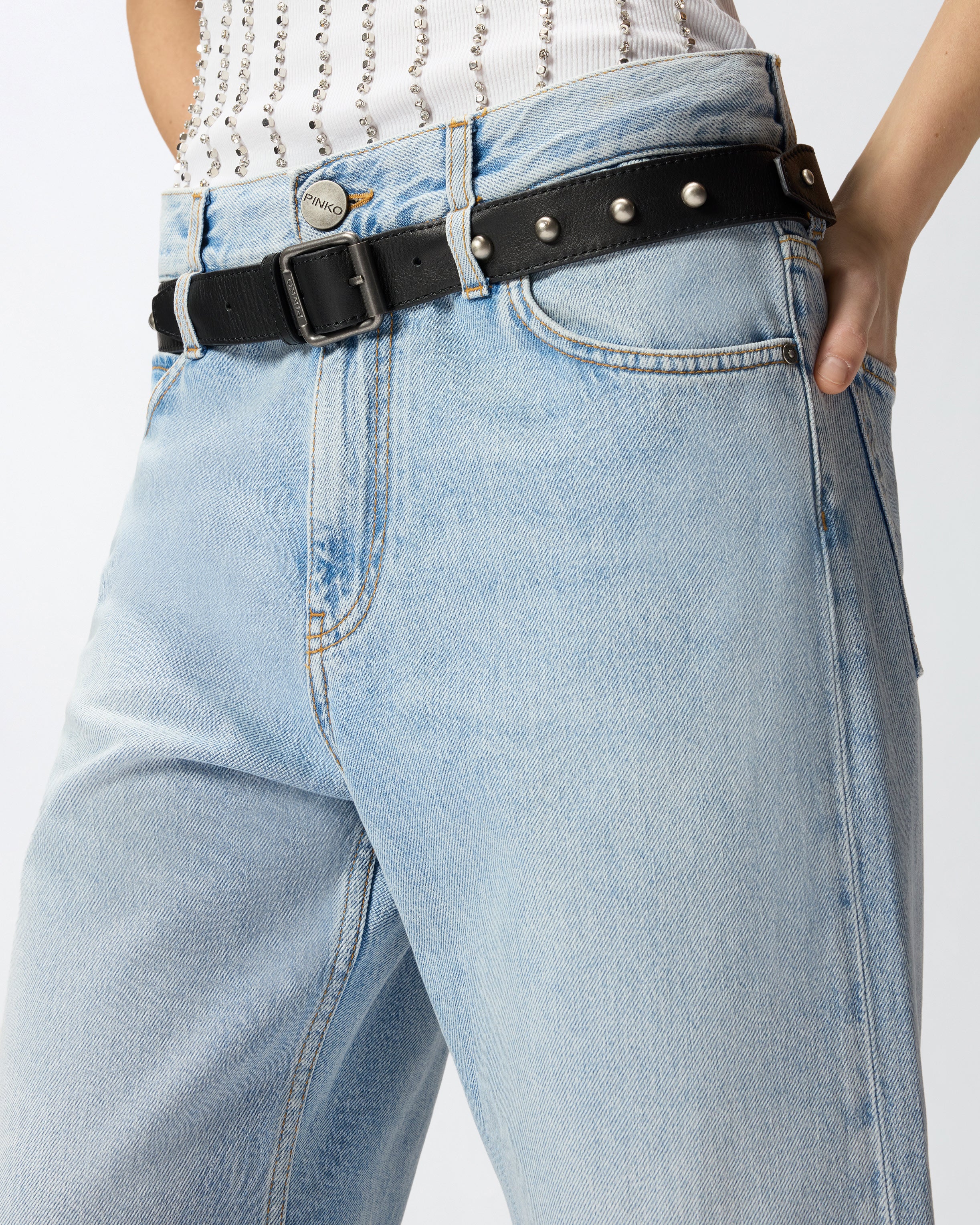 Jeans cropped con cintura in pelle - Image 4